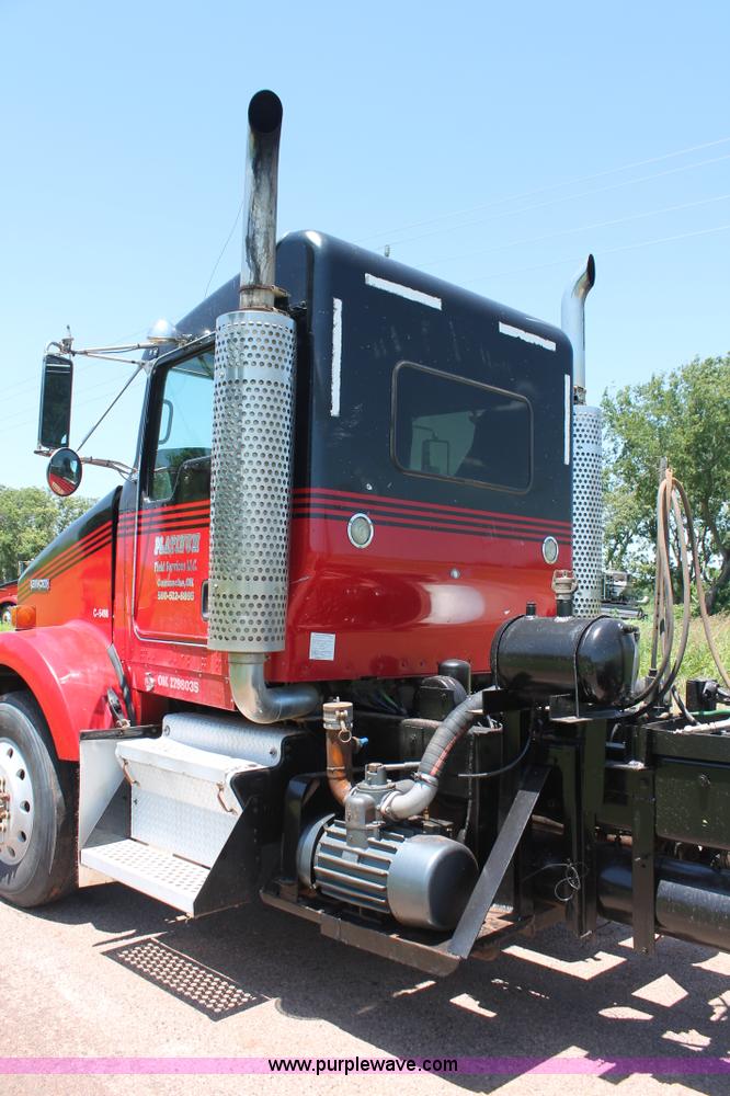 image for item H8203 2006 Kenworth T800 vacuum semi truck