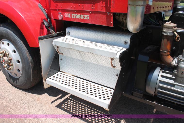image for item H8203 2006 Kenworth T800 vacuum semi truck
