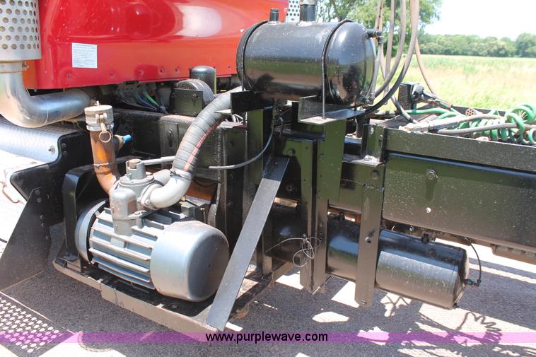 image for item H8203 2006 Kenworth T800 vacuum semi truck