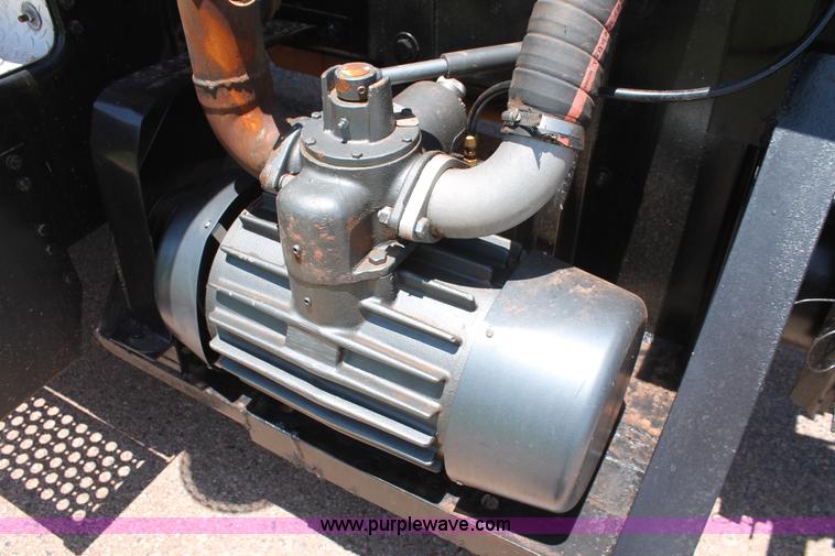 image for item H8203 2006 Kenworth T800 vacuum semi truck