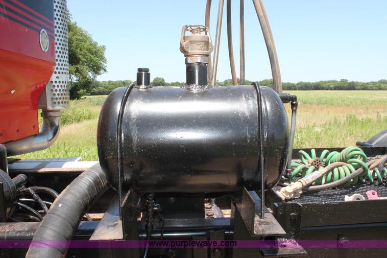 image for item H8203 2006 Kenworth T800 vacuum semi truck