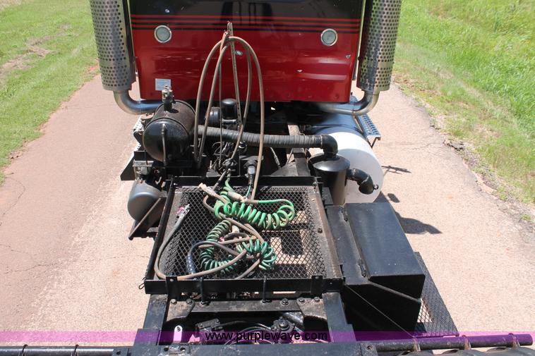 image for item H8203 2006 Kenworth T800 vacuum semi truck