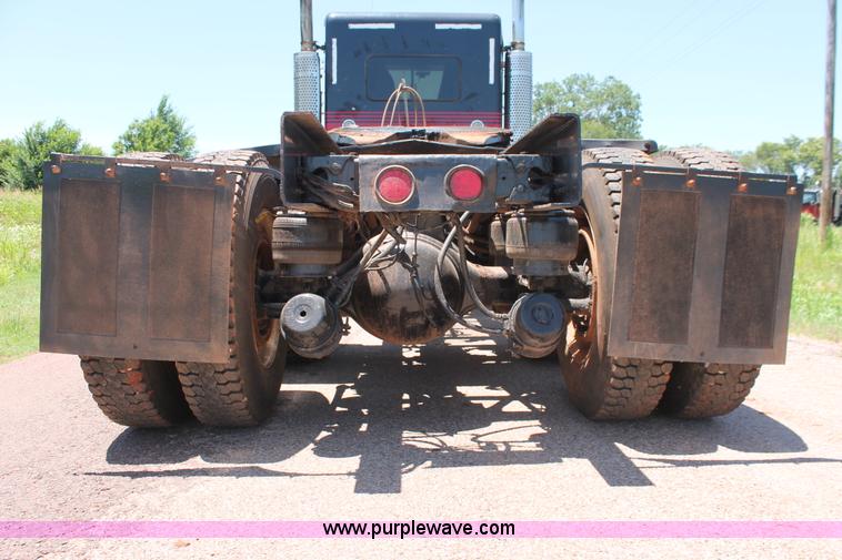 image for item H8203 2006 Kenworth T800 vacuum semi truck