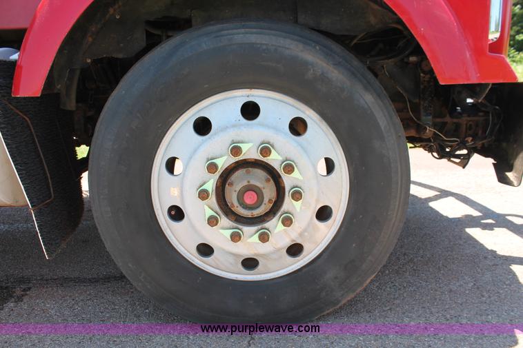 image for item H8203 2006 Kenworth T800 vacuum semi truck