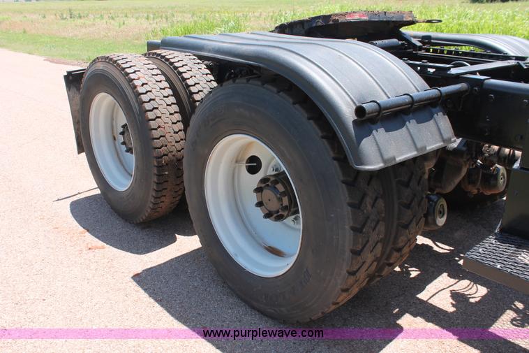 image for item H8203 2006 Kenworth T800 vacuum semi truck