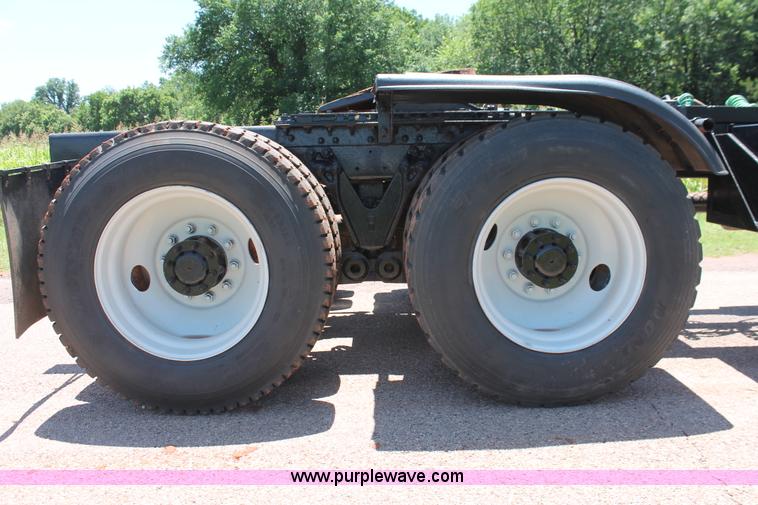 image for item H8203 2006 Kenworth T800 vacuum semi truck