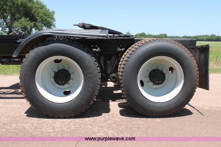 image for item H8203 2006 Kenworth T800 vacuum semi truck