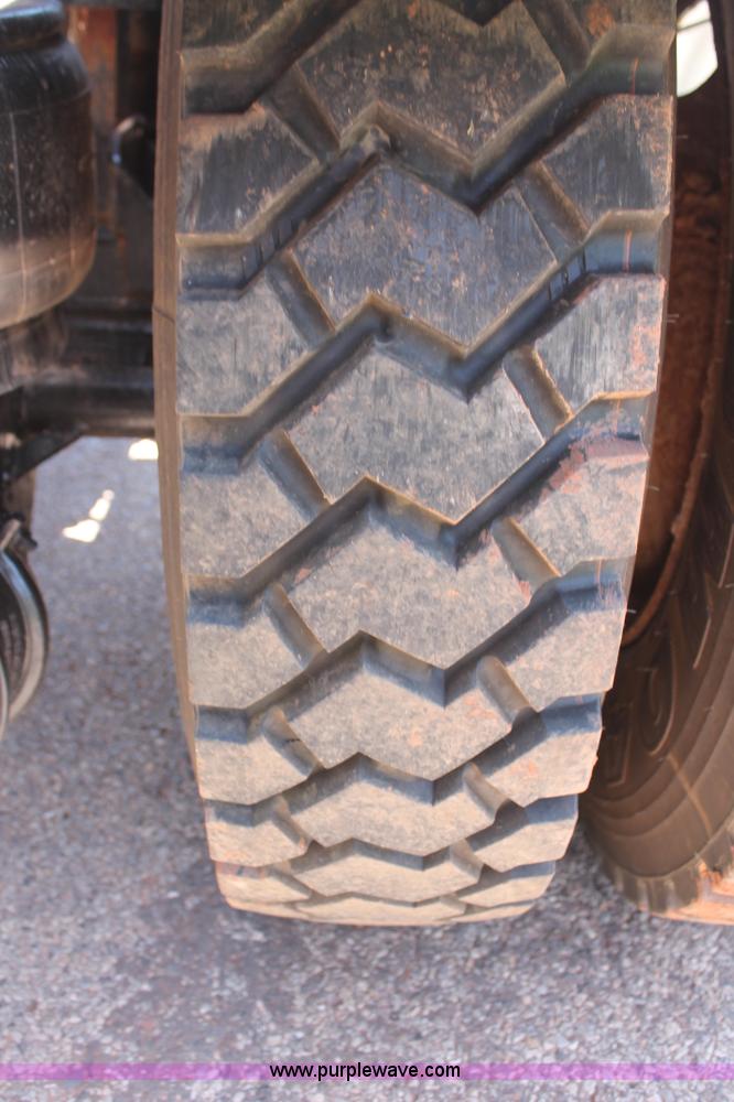 image for item H8203 2006 Kenworth T800 vacuum semi truck