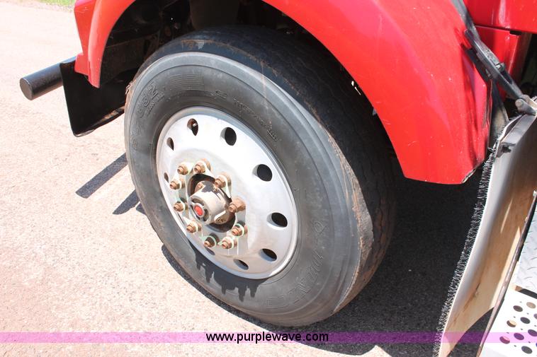 image for item H8203 2006 Kenworth T800 vacuum semi truck