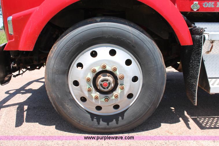 image for item H8203 2006 Kenworth T800 vacuum semi truck