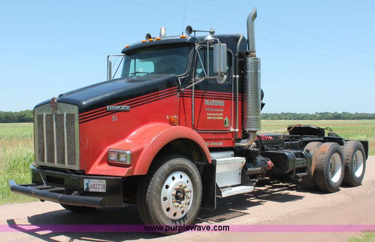 image for item H8204 2004 Kenworth T800 vacuum winch semi truck
