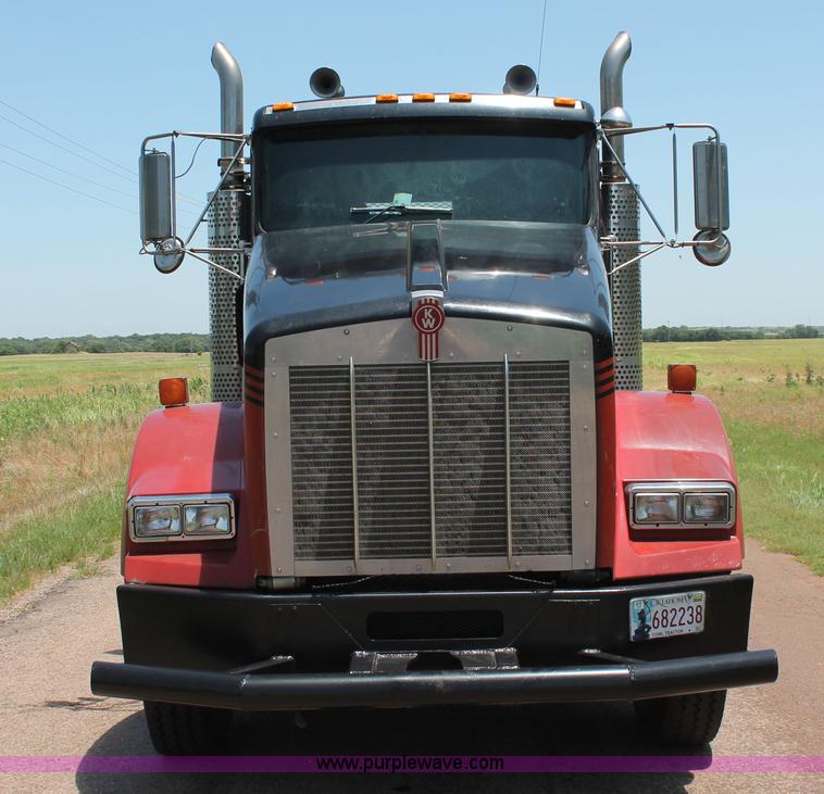 image for item H8204 2004 Kenworth T800 vacuum winch semi truck