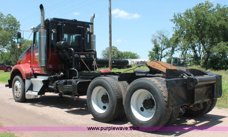image for item H8204 2004 Kenworth T800 vacuum winch semi truck