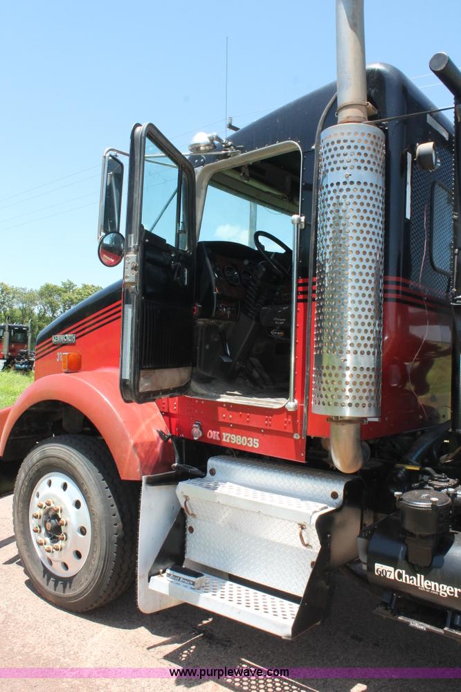 image for item H8204 2004 Kenworth T800 vacuum winch semi truck