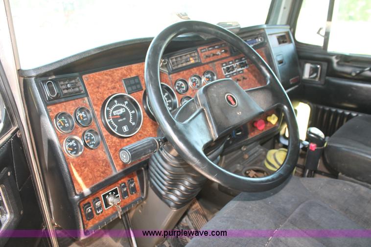 image for item H8204 2004 Kenworth T800 vacuum winch semi truck