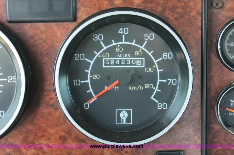 image for item H8204 2004 Kenworth T800 vacuum winch semi truck