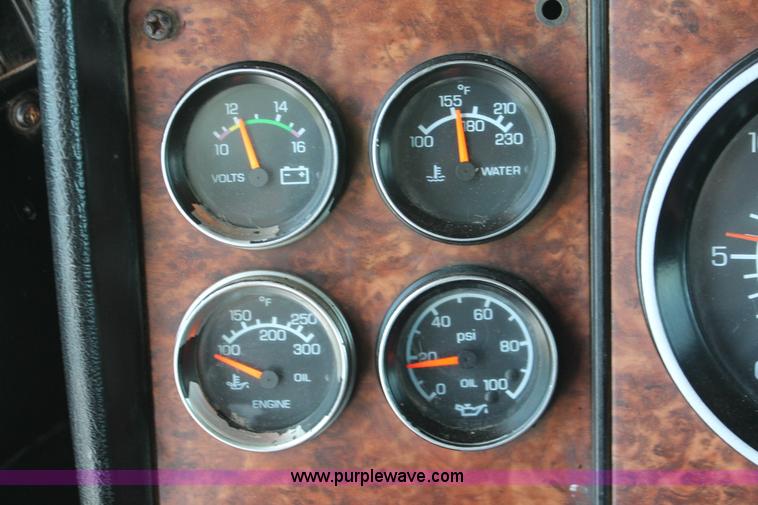 image for item H8204 2004 Kenworth T800 vacuum winch semi truck