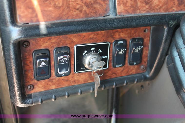 image for item H8204 2004 Kenworth T800 vacuum winch semi truck