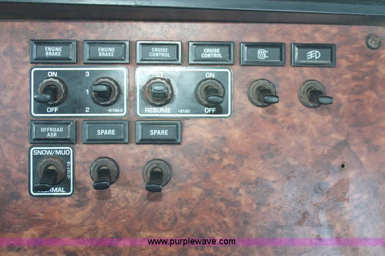 image for item H8204 2004 Kenworth T800 vacuum winch semi truck