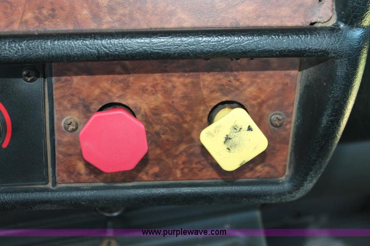 image for item H8204 2004 Kenworth T800 vacuum winch semi truck