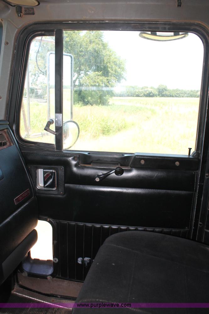 image for item H8204 2004 Kenworth T800 vacuum winch semi truck