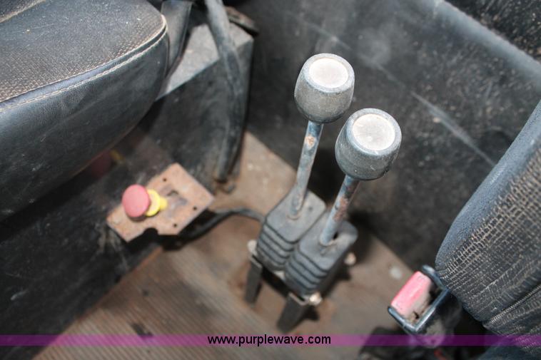 image for item H8204 2004 Kenworth T800 vacuum winch semi truck