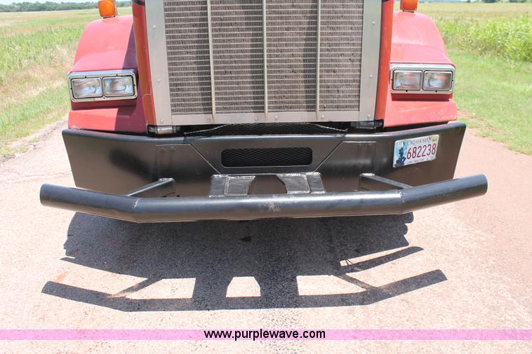 image for item H8204 2004 Kenworth T800 vacuum winch semi truck