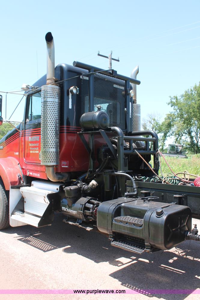 image for item H8204 2004 Kenworth T800 vacuum winch semi truck