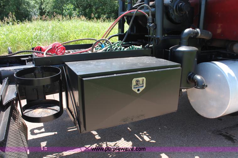 image for item H8204 2004 Kenworth T800 vacuum winch semi truck