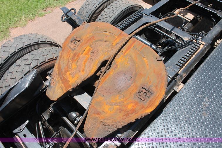 image for item H8204 2004 Kenworth T800 vacuum winch semi truck