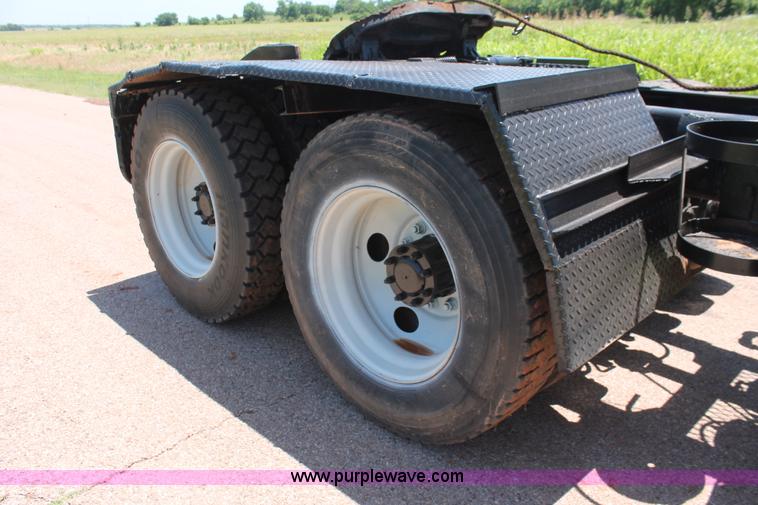 image for item H8204 2004 Kenworth T800 vacuum winch semi truck