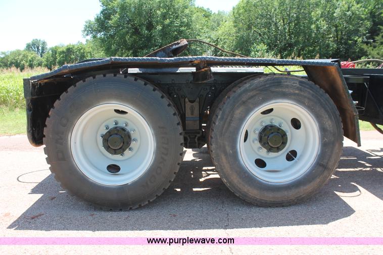 image for item H8204 2004 Kenworth T800 vacuum winch semi truck