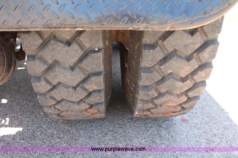 image for item H8204 2004 Kenworth T800 vacuum winch semi truck