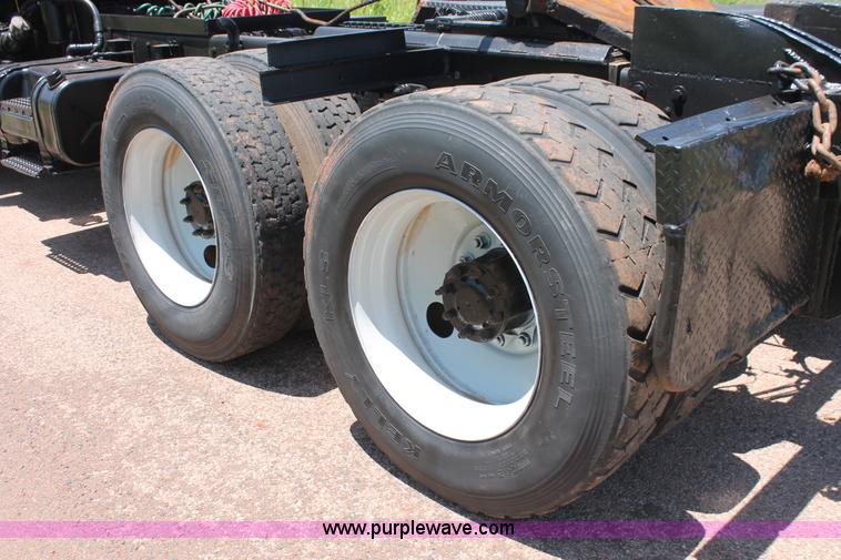 image for item H8204 2004 Kenworth T800 vacuum winch semi truck