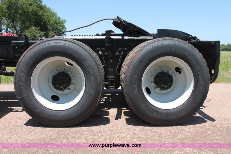 image for item H8204 2004 Kenworth T800 vacuum winch semi truck