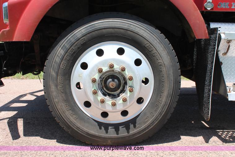 image for item H8204 2004 Kenworth T800 vacuum winch semi truck