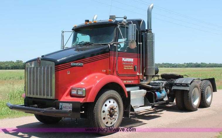 image for item H8205 2006 Kenworth T800 vacuum semi truck