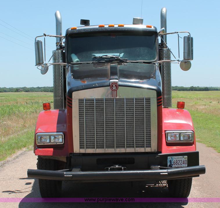 image for item H8205 2006 Kenworth T800 vacuum semi truck