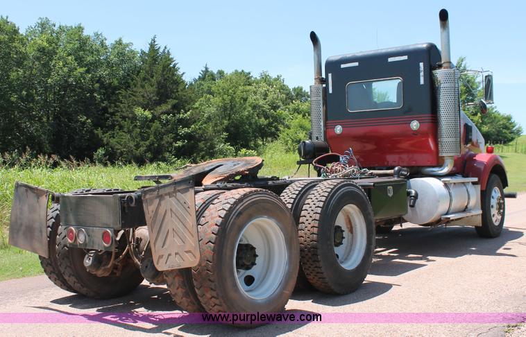 image for item H8205 2006 Kenworth T800 vacuum semi truck