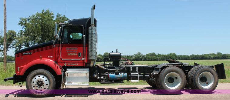 image for item H8205 2006 Kenworth T800 vacuum semi truck