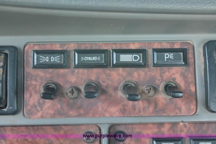 image for item H8205 2006 Kenworth T800 vacuum semi truck