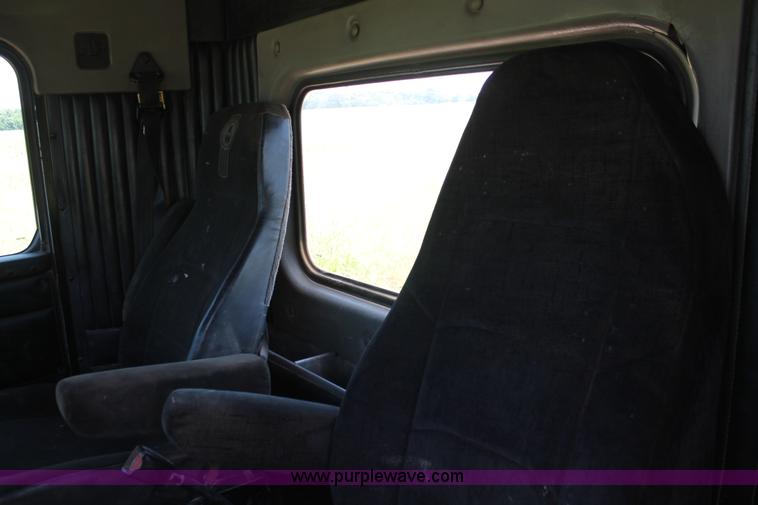 image for item H8205 2006 Kenworth T800 vacuum semi truck