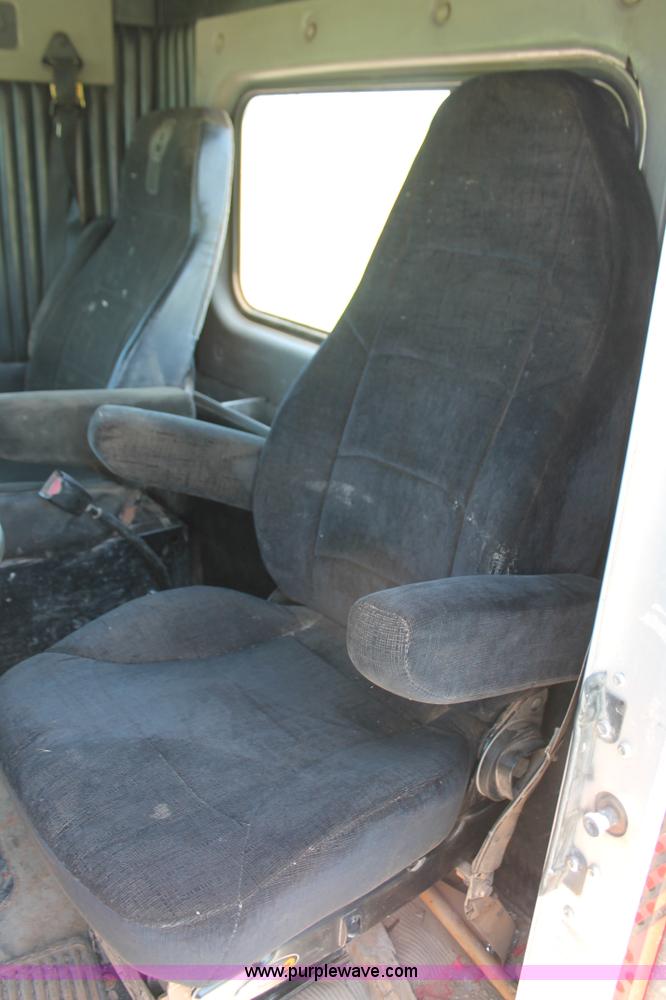 image for item H8205 2006 Kenworth T800 vacuum semi truck