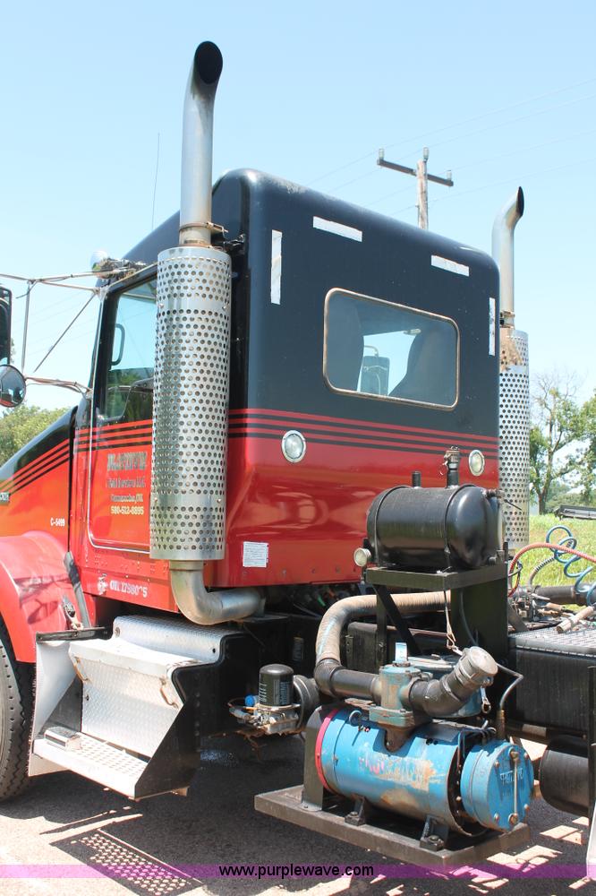 image for item H8205 2006 Kenworth T800 vacuum semi truck