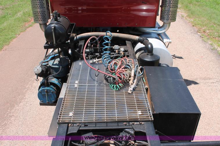 image for item H8205 2006 Kenworth T800 vacuum semi truck