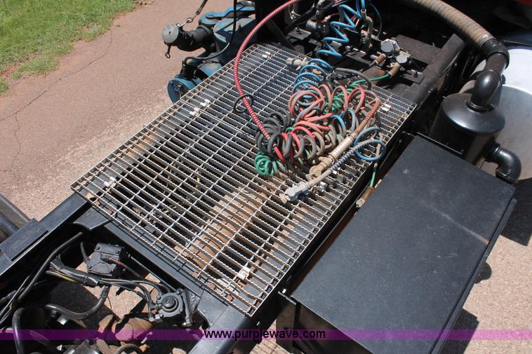 image for item H8205 2006 Kenworth T800 vacuum semi truck