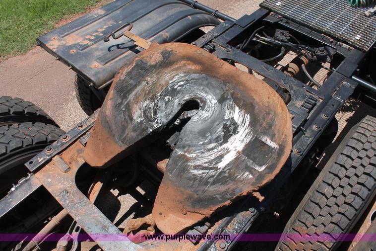 image for item H8205 2006 Kenworth T800 vacuum semi truck