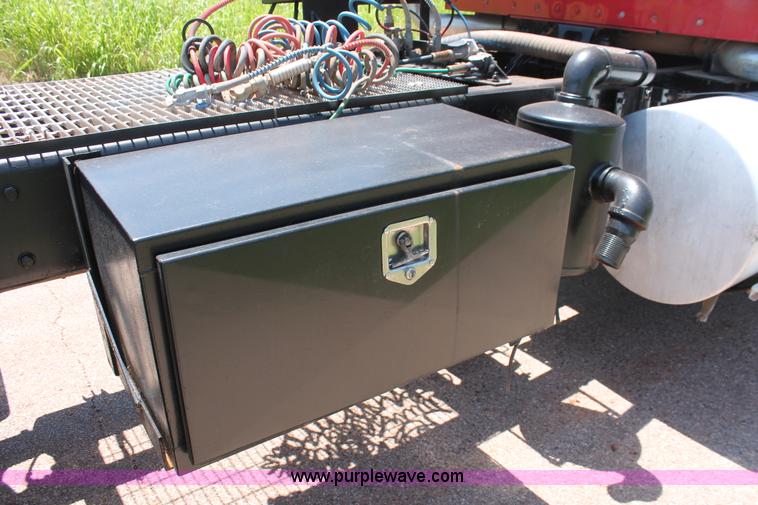 image for item H8205 2006 Kenworth T800 vacuum semi truck