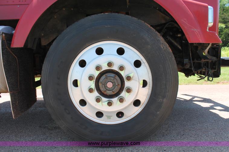 image for item H8205 2006 Kenworth T800 vacuum semi truck