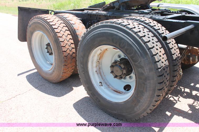 image for item H8205 2006 Kenworth T800 vacuum semi truck